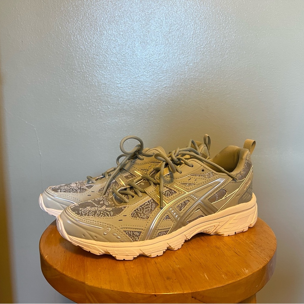 ASICS Women's GEL-Nunobiki Lace Sneaker in Dried Leaf Green, size W9.5 / EU 41.5